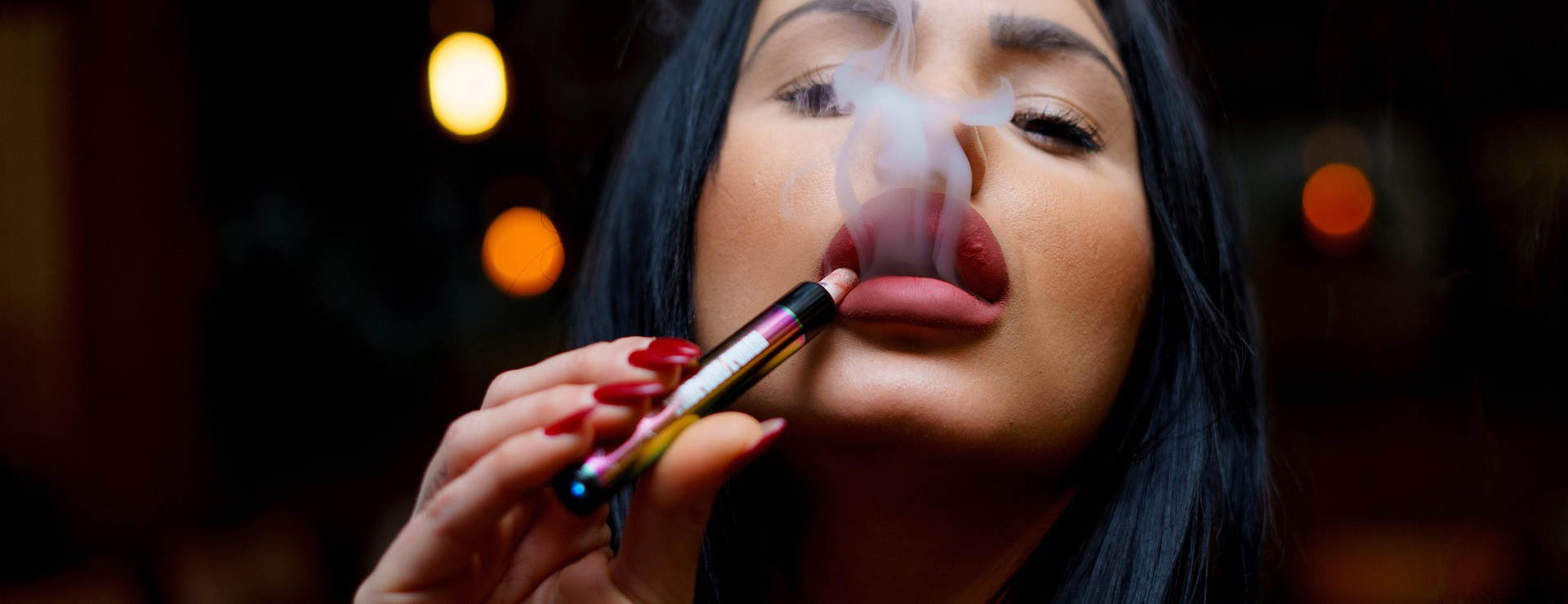 Titelseite 1 Titelseite -E-Zigaretten Geschäft woman 7369381 1920